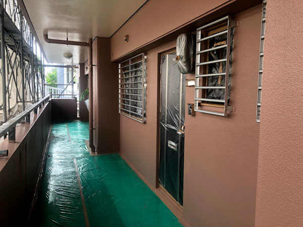 沖縄県糸満市Sアパート様の廊下面塗装工事