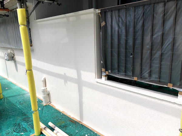 沖縄県那覇市Dアパート様のベランダ面中塗り、上塗り完了。