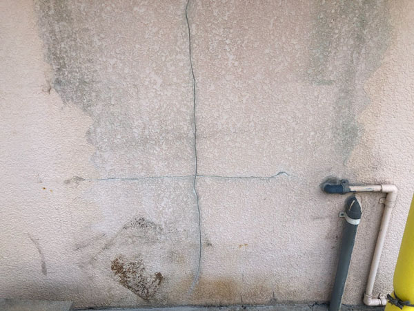沖縄県那覇市Dアパート様の壁面ひび割れカット。