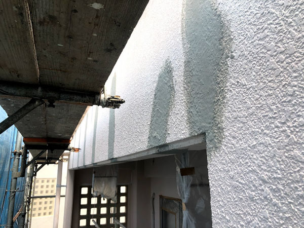 沖縄県那覇市Dアパート様のひび割れコーキング充填後、ポリマーセメント左官仕上げ。