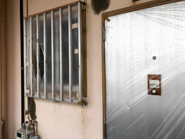 沖縄県那覇市Dアパート様の廊下面、土間・窓・ドア等ビニール養生中。