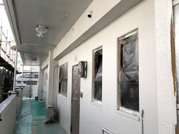 沖縄県那覇市Nアパート様のベース色中塗り。