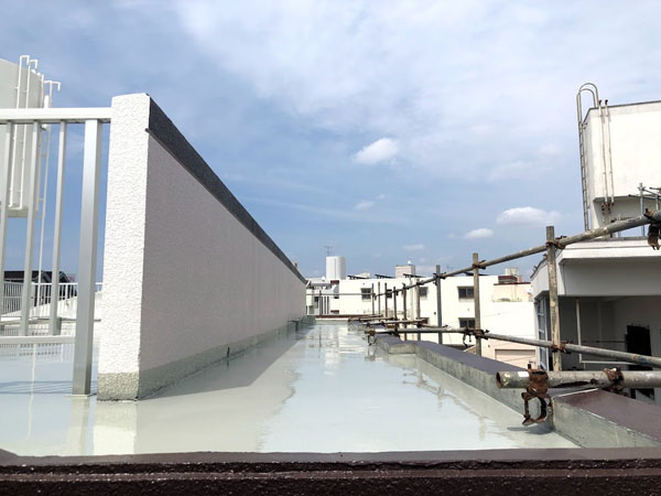 沖縄県那覇市Nアパート様の屋上ウレタン塗膜防水1回目塗布。