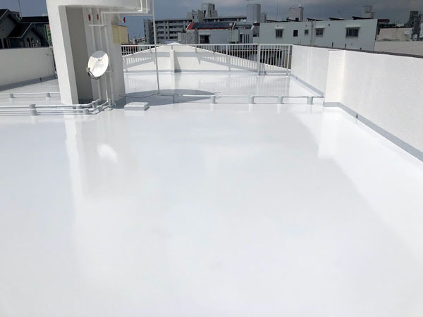 沖縄県那覇市Nアパート様の屋上遮熱保護材仕上げ2回塗り完了。
