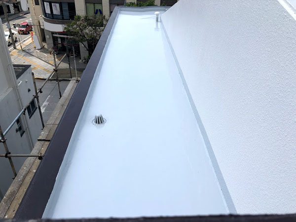 沖縄県那覇市Nアパート様の屋上遮熱保護材仕上げ2回塗り完了。