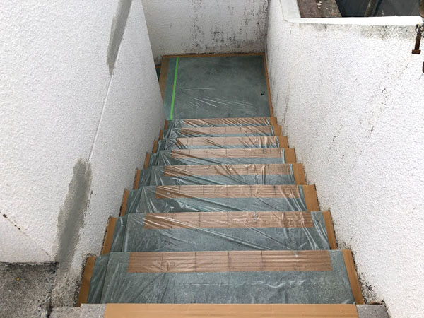 沖縄県那覇市Nアパート様の窓、アルミ、土間等の非塗装物ビニール養生完了。