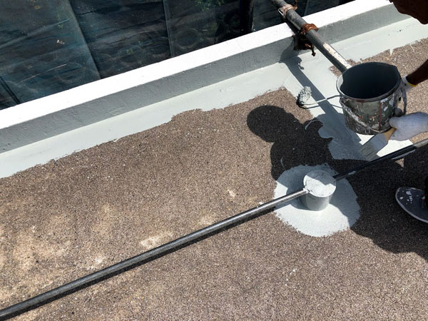 沖縄県宜野湾市Ｕ様の屋上ウレタン塗膜防水1回目塗布。