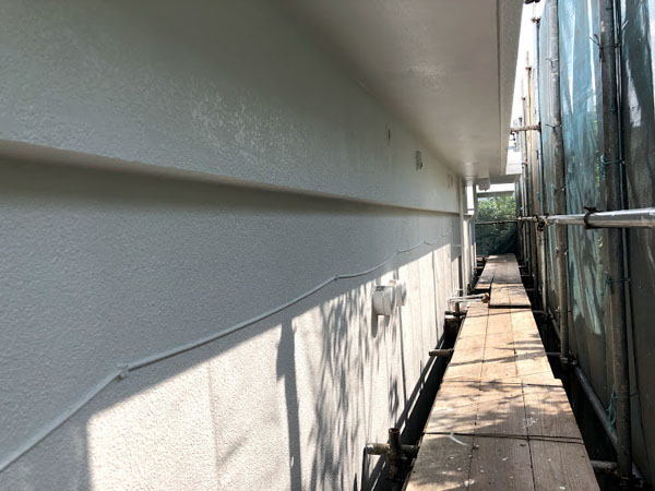 沖縄県宜野湾市Ｕ様の外壁塗装・上塗り。