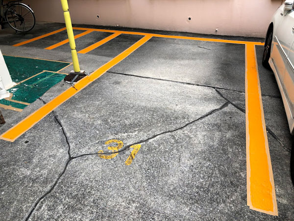 沖縄県那覇市Dアパート様の駐車場ライン引き塗装。