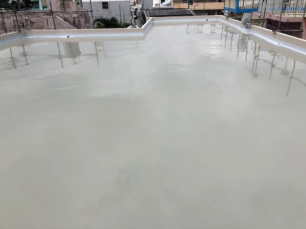 沖縄県那覇市O邸の屋上ウレタン塗膜防水2回目塗布。