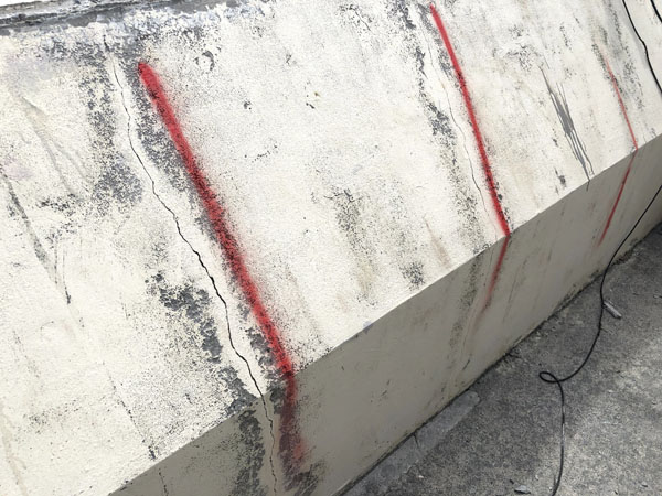 沖縄県那覇市Ｍアパート様の外壁ひび割れエポキシ樹脂注入、コンクリート手摺りパイプ爆裂部マーキング中。