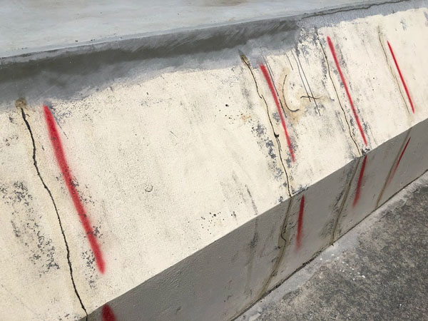 沖縄県那覇市Ｍアパート様の廊下側ひび割れカット部プライマー接着材塗布。
