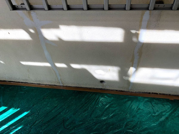 沖縄県那覇市Ｍアパート様の廊下面ひび割れカット部弾性パテ充填。