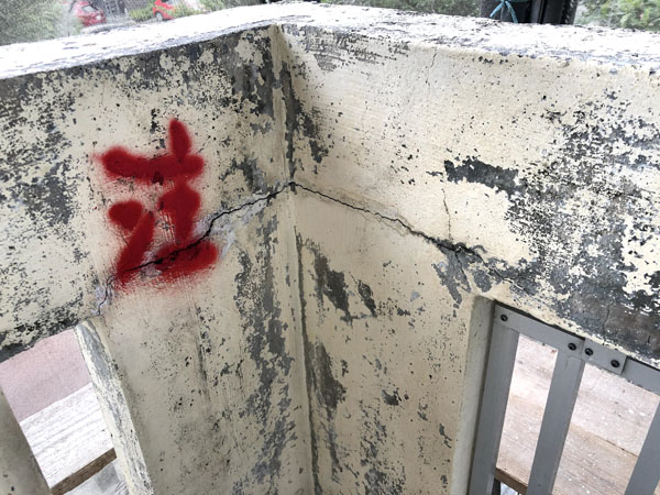 沖縄県那覇市Ｍアパート様の外壁ひび割れエポキシ樹脂注入、コンクリート手摺りパイプ爆裂部マーキング中。