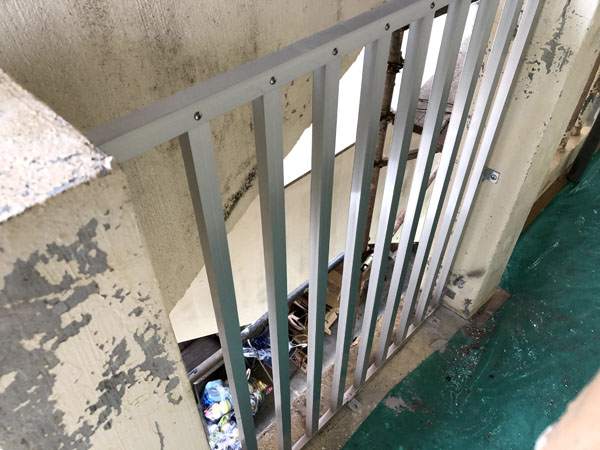 沖縄県那覇市Ｍアパート様の一部コンクリートパイプ手摺りをアルミに取替え。
