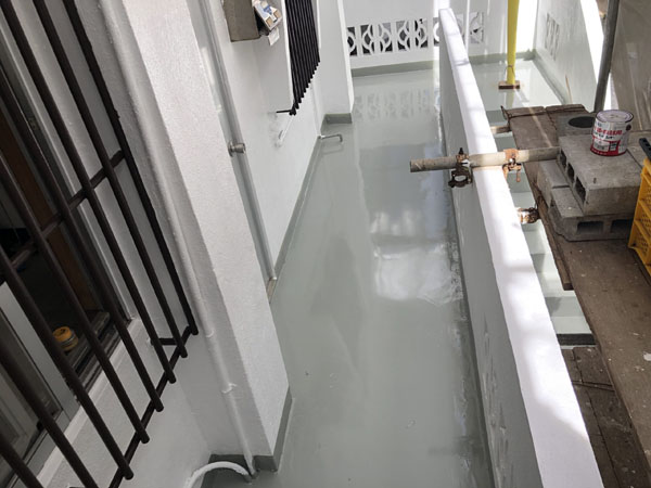 沖縄県宜野湾市Ｉ様の屋上・廊下・階段のウレタン塗膜防水中塗り。