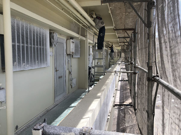 沖縄県那覇市Ｍアパート様の3階廊下面の中塗り中。