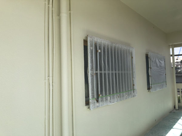 沖縄県那覇市Ｍアパート様の4階廊下面の上塗り完了。