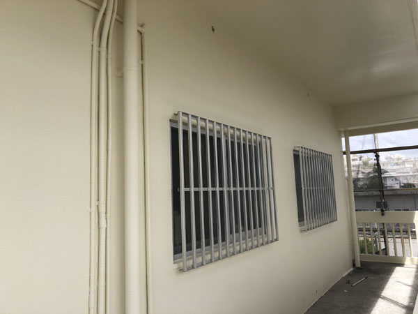 沖縄県那覇市Ｍアパート様の4階廊下面のビニール養生剥ぎ取り。