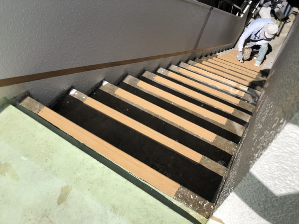 沖縄県那覇市Ｙ様の屋上、階段、ベランダプライマー接着剤下塗り。