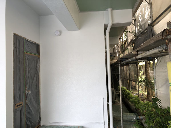 沖縄県八重瀬町Ｔ様の外壁上塗り中、軒裏中塗り・上塗り中。