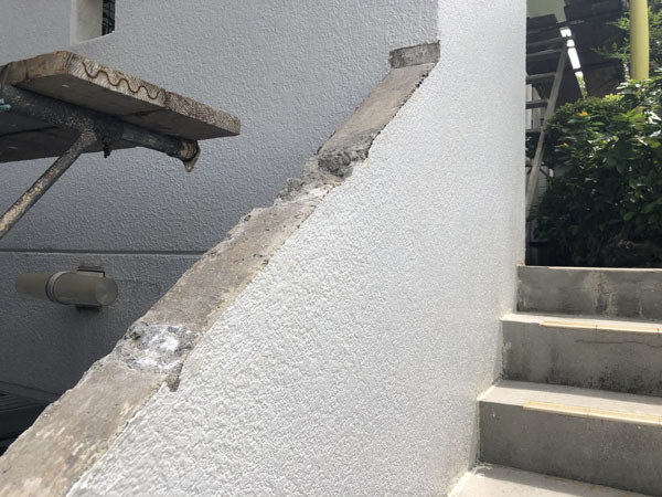 沖縄県八重瀬町Ｔ様の出窓、階段笠木モルタル剥離部ハツリ。