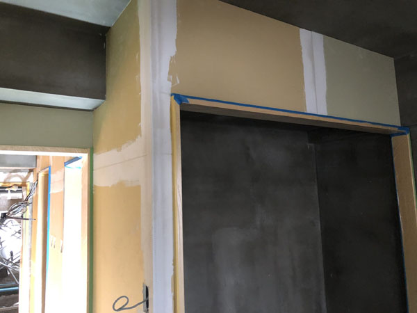 沖縄県那覇市Ｔ様の大工工事が完了した部屋から内部塗装工事入り。