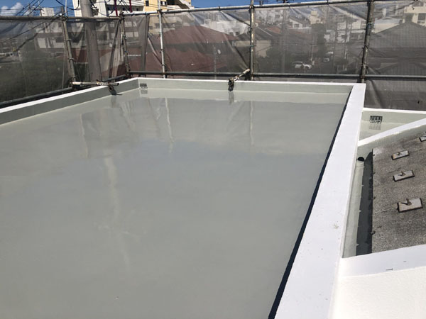 沖縄県中城村Ｔ様の屋上プライマー接着剤下塗り後、ウレタン塗膜防水一回目・二回目塗布。