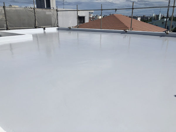 沖縄県中城村Ｔ様の屋上遮熱保護材仕上げ塗り完了。
