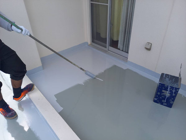 沖縄県浦添市M様の屋上・ベランダ遮熱保護材塗布仕上げ完了。