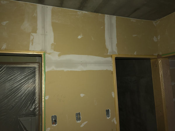 沖縄県那覇市Ｔ様のB棟2階の内部パテ下塗り、中塗り。