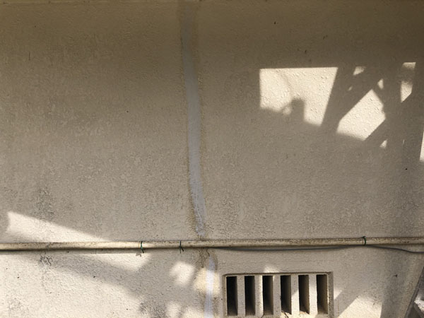 沖縄県八重瀬町Ｎ邸のひび割れカット、プライマー接着剤塗布・弾性パテ充填。