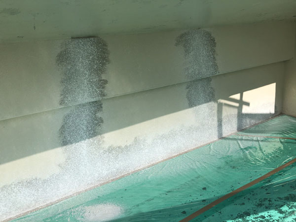 沖縄県八重瀬町Ｎ邸のシーラー接着剤下塗り後、ひび割れ補修箇所のラフトンタイル玉模様合わせ