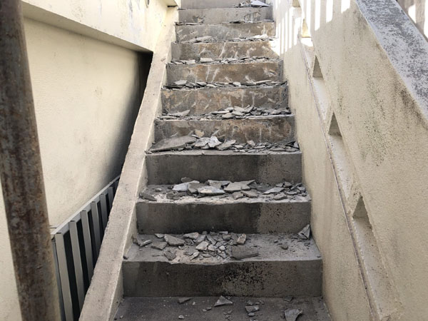 沖縄県宜野湾市Ｍ邸の外階段、モルタル剥離部ハツリ。