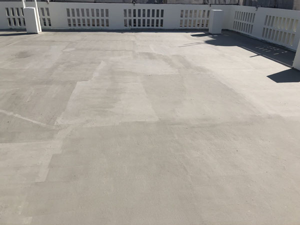沖縄県宜野湾市Ｍ邸の屋上下地調整材塗布完了。