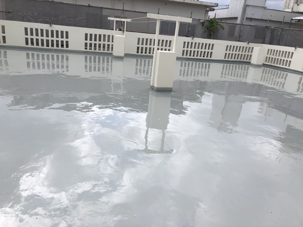 沖縄県宜野湾市Ｍ様の屋上ウレタン塗膜防水1回目塗布。