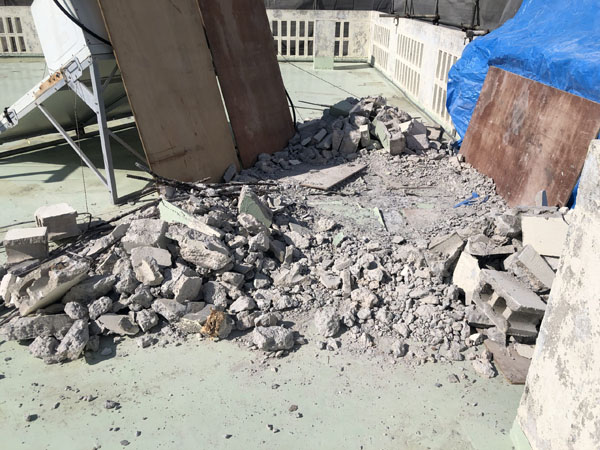 沖縄県宜野湾市Ｍ邸の屋上コンクリートタンク架台、ハツリ撤去