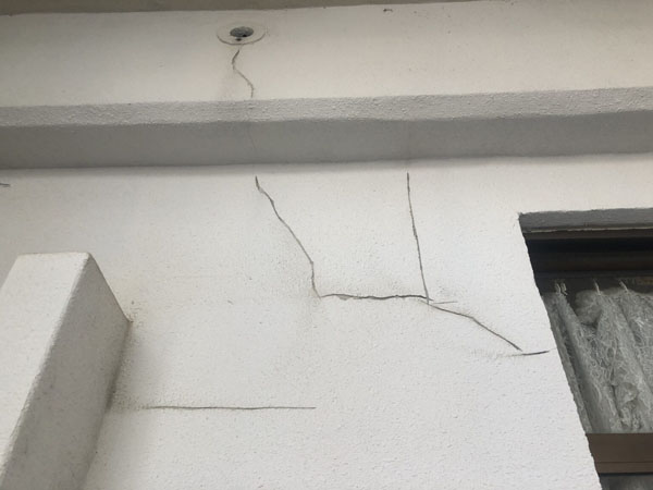 沖縄県那覇市Ｔ邸の壁面ひび割れカット