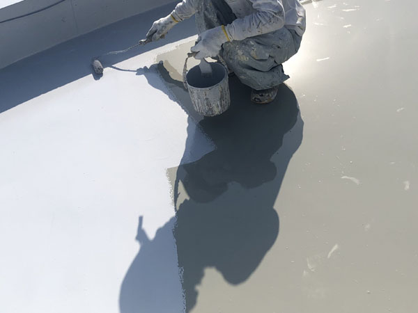 沖縄県那覇市Ｔ邸の屋上遮熱保護材仕上げ塗り完了。
