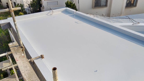 沖縄県那覇市Ｔ邸の屋上遮熱保護材仕上げ塗り完了。
