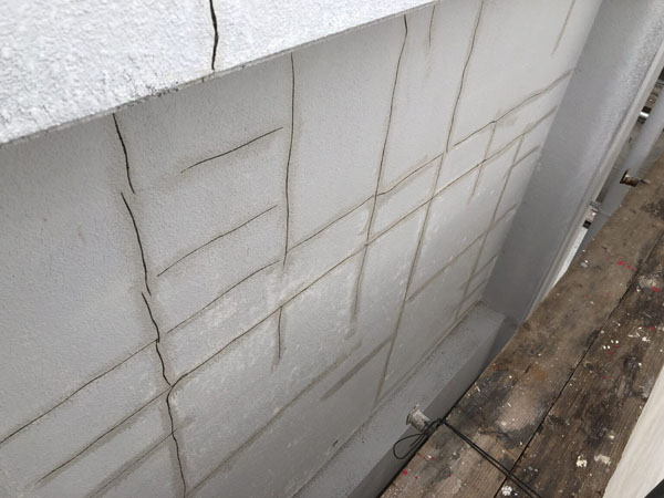 沖縄県浦添市Ｈ邸の壁面ひび割れカット・プライマー接着剤塗布。