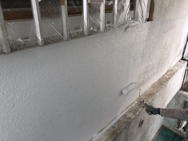 沖縄県宜野湾市Ｓ邸の手塗りで外壁中塗り。