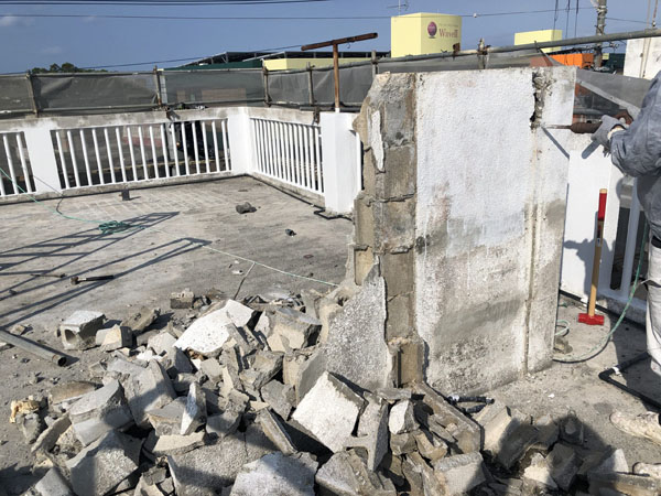 沖縄県宜野湾市Ｓ邸の屋上コンクリートタンク架台ハツリ解体。