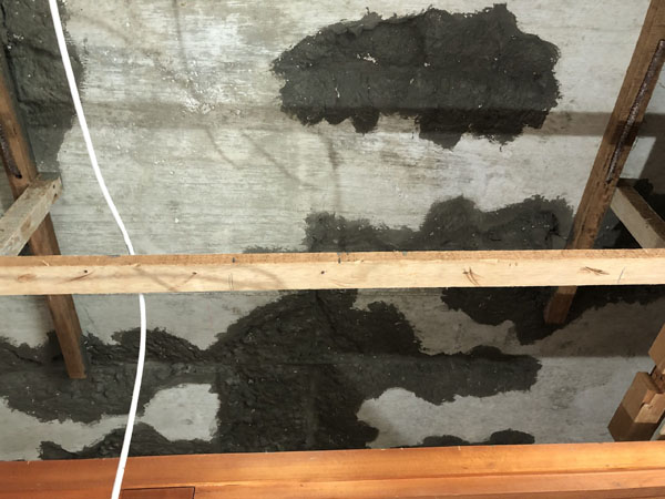 沖縄県那覇市Ｇ邸の天井裏コンクリートハツリ、鉄筋錆止め後、コンクリート強化材塗布。