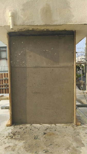 沖縄県那覇市Ｉ邸のコンクリートタンク架台補強、仮枠解体。