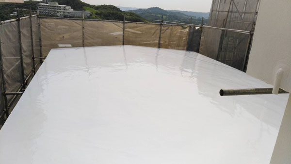 沖縄県那覇市Ｉ邸の屋上シリコン遮熱トップコート塗布。
