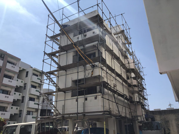 沖縄県那覇市Oアパート様の足場組立・養生ネット・シート張り完了。