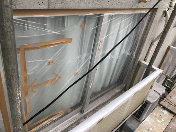 沖縄県うるま市Sアパート様の窓・サッシビニール養生、廊下階段土間養生完了。