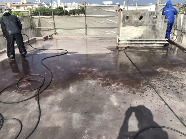 沖縄県宜野湾市Ｍ邸の高圧水洗浄工事。