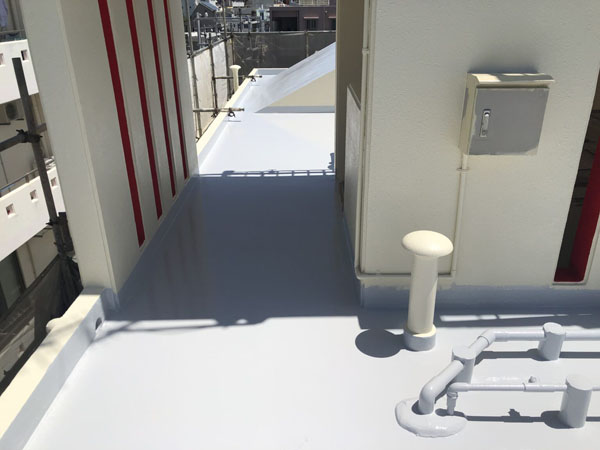 沖縄県那覇市Oアパート様の屋上ウレタン塗膜防水2回塗り後、シリコン遮熱トップコート塗布仕上げ完了。